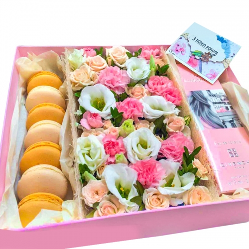 Цветы в квадратной коробке с Macarons